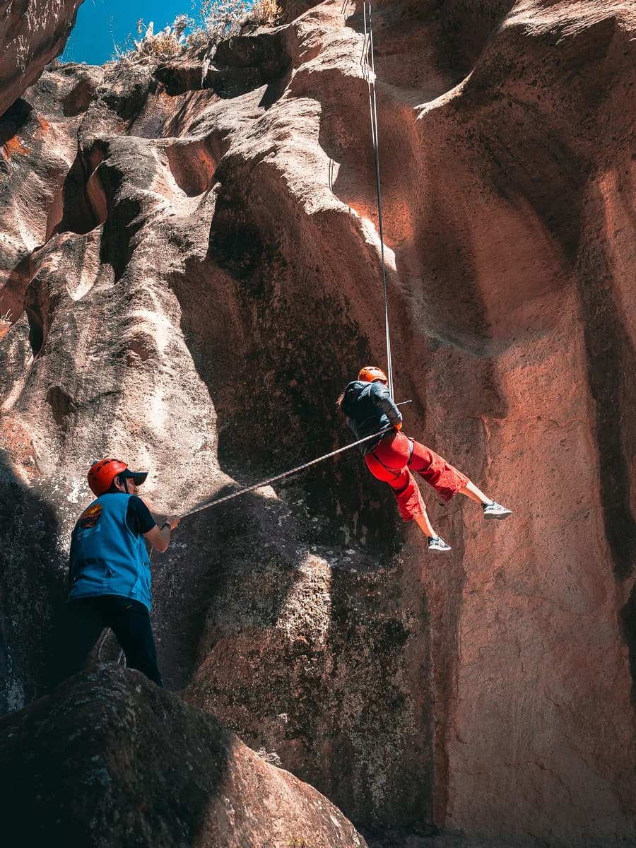 Descente en rappel dans un canyon de grès