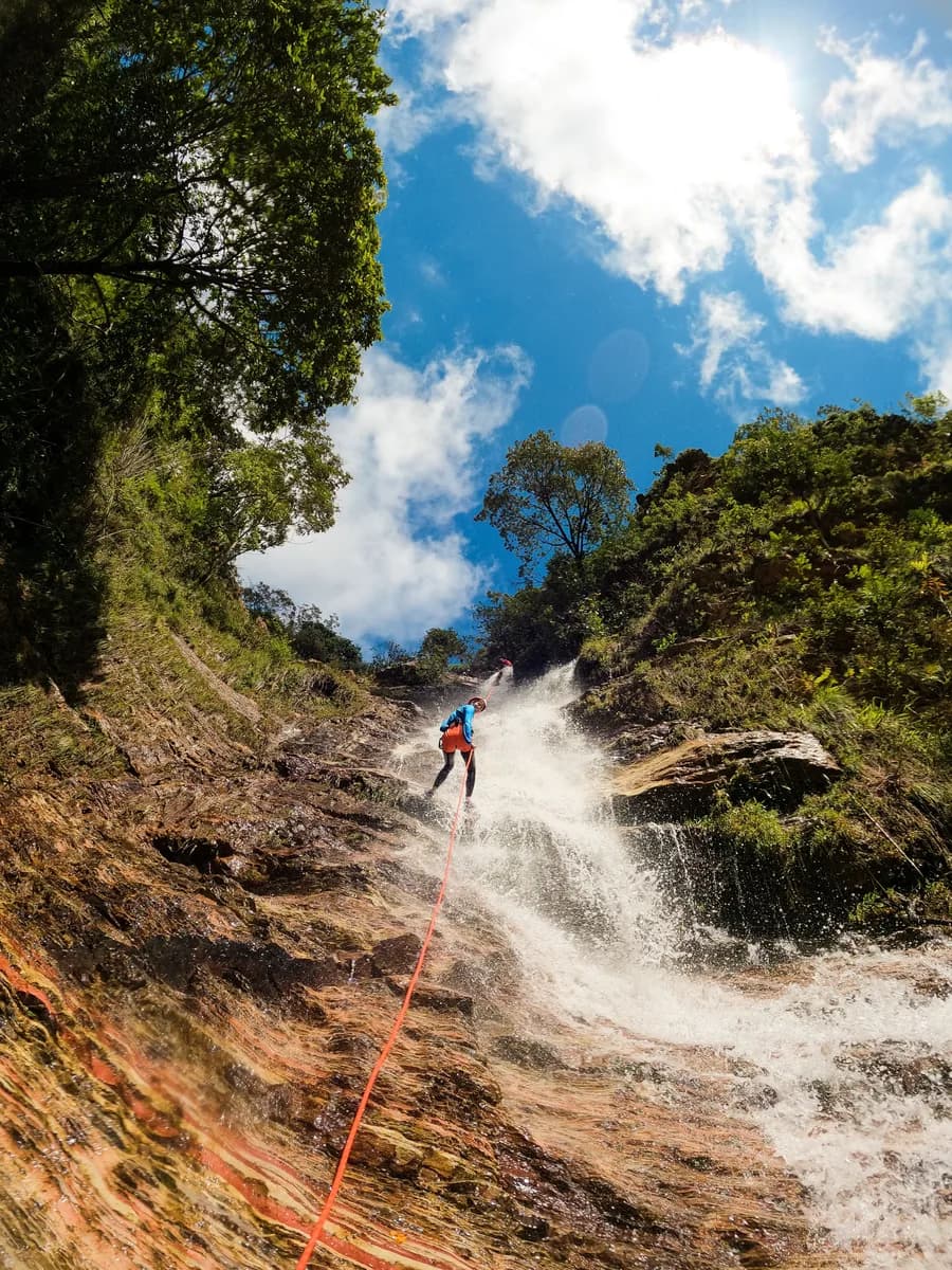 Rappel dans un torrent en pleine lumière