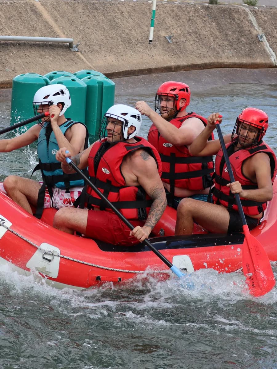 Équipage de rafting en eaux vives