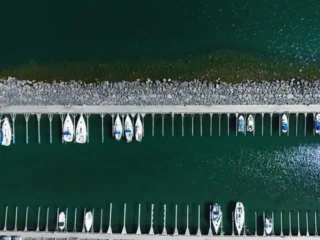Une rangée de jet-skis amarrés le long d'un ponton, vue du ciel