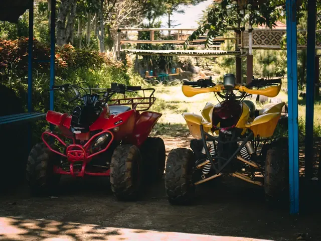 Des quads rangés sous un auvent, en fin de randonnée